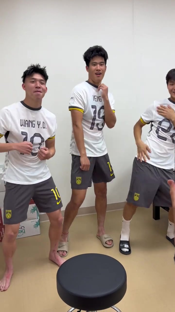 49图库澳门-王钰栋等人跳内马尔舞蹈！内马尔官方账号评论：太棒了！